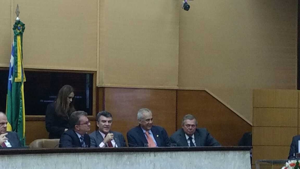 Nova Mesa Diretora toma posse na Assembléia Legislativa de Sergipe (Foto: Site Garibalde Mendonça)