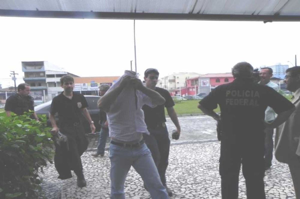 Momento em que acusados chegam à sede da Polícia Federal, em 2011 (Foto: Arquivo Portal Infonet)