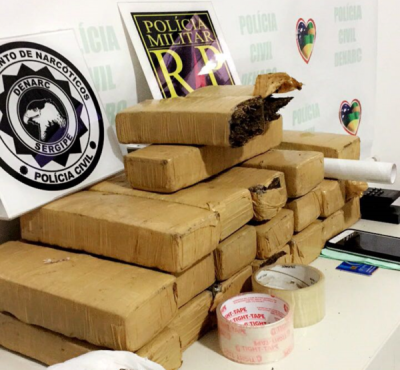 Acusada de tráfico é presa com 20Kg de maconha no Orlando Dantas (Foto: SSP/SE) Acusada de tráfico é presa com 20Kg de maconha no Orlando Dantas (Foto: SSP/SE)
