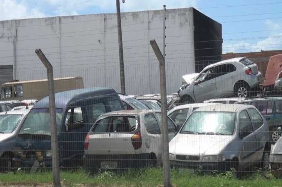 Mais de 40 carros foram destruídos no incêndio (Foto: Portal Infonet) Mais de 40 carros foram destruídos no incêndio (Foto: Portal Infonet)