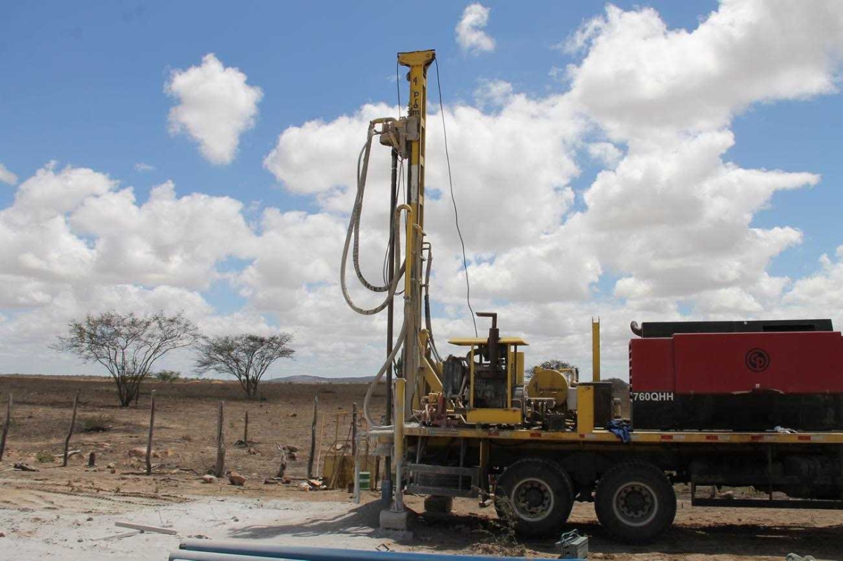 Poço, quando chegar na profundidade de encontrar água, vai servir para uso doméstico e dessedentação dos animais (Imagem: Assessoria Cohidro/SE) Poço, quando chegar na profundidade de encontrar água, vai servir para uso doméstico e dessedentação dos animais (Imagem: Assessoria Cohidro/SE)
