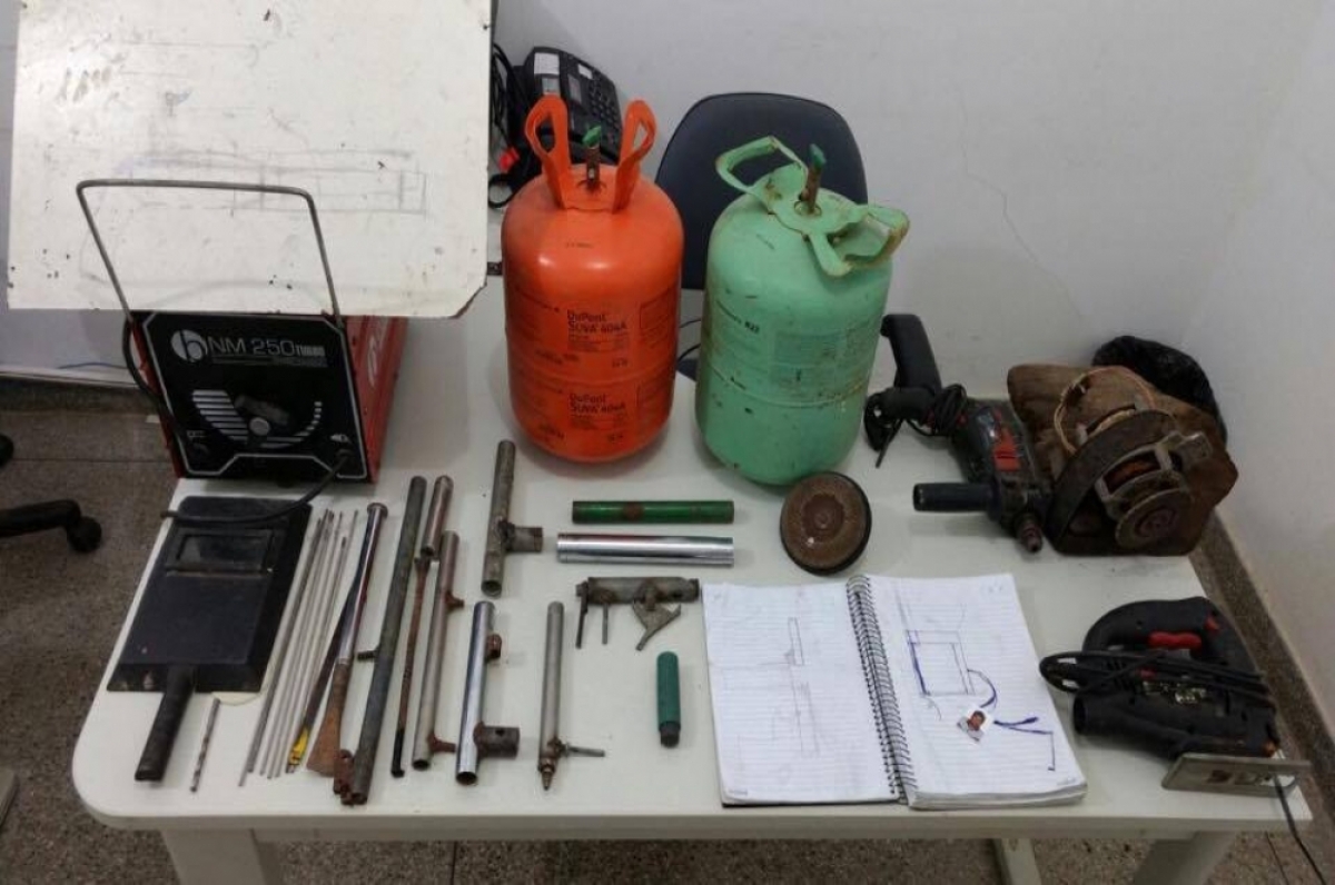 Material que seria utilizado na fabricação de outras armas (Foto: SSP/SE) Material que seria utilizado na fabricação de outras armas (Foto: SSP/SE)