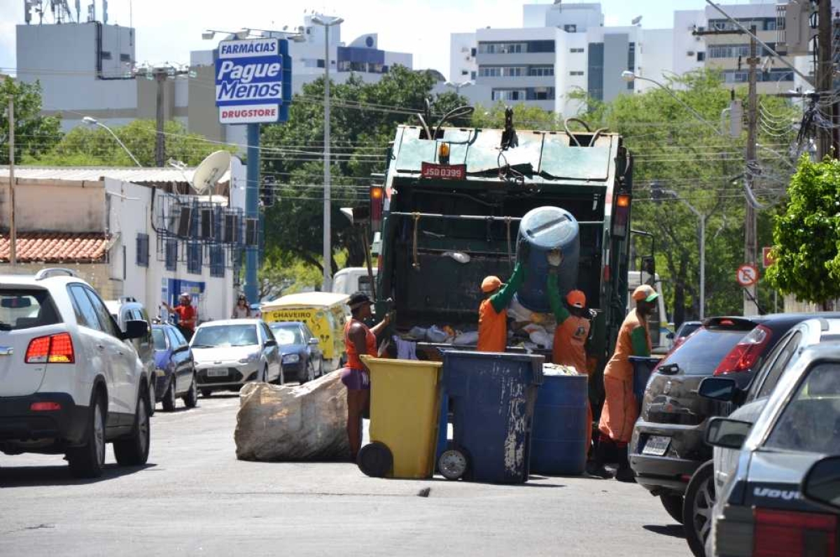 Cavo e Torre estão fazendo a coleta de lixo (Foto: arquivo Portal Infonet)