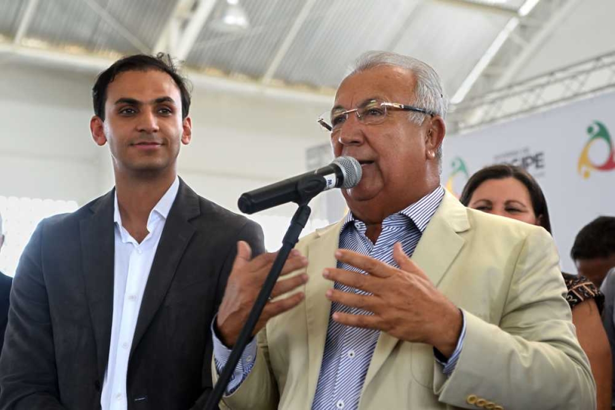 Em seu discurso, o governador falou da importância da aplicação de recursos na educação para preparar as gerações futuras e destacou a grandiosidade da escola em Dores (Foto: Marcelle Cristinne/ASN)