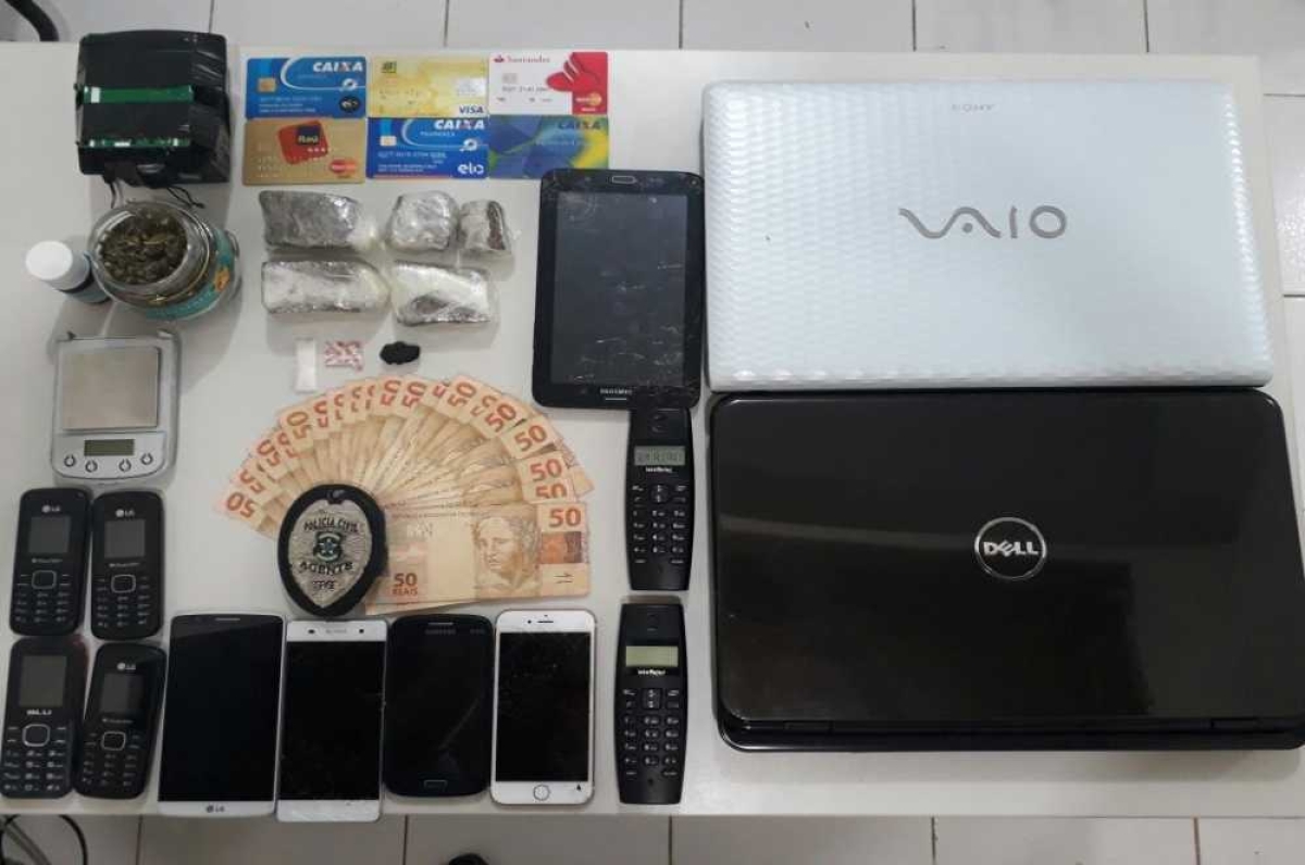 Drogas, dinheiro e eletrônicos foram apreendidos com o grupo (Foto: Divulgação/SSP/SE)