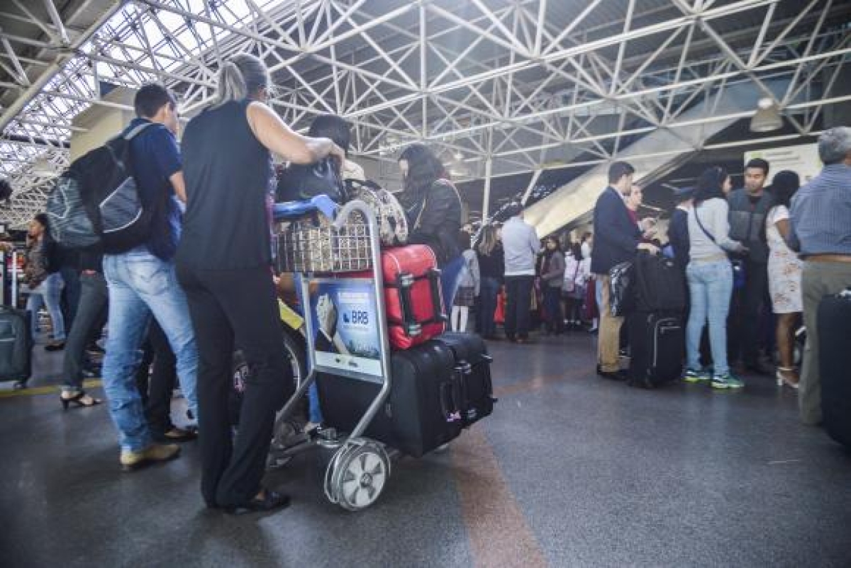 A possibilidade de cobrança de bagagens vai valer para quem comprar passagem a partir de terça-feira (14),  quem já tiver comprado o bilhete antes desse dia não vai sofrer as alterações (Foto: José Cruz/Agência Brasil) Regras Anac (Imagem: Agência Brasil)