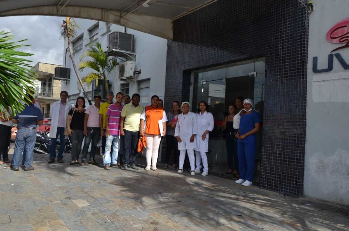 Servidores se concentram na porta do hospital (Foto: Portal Infonet)