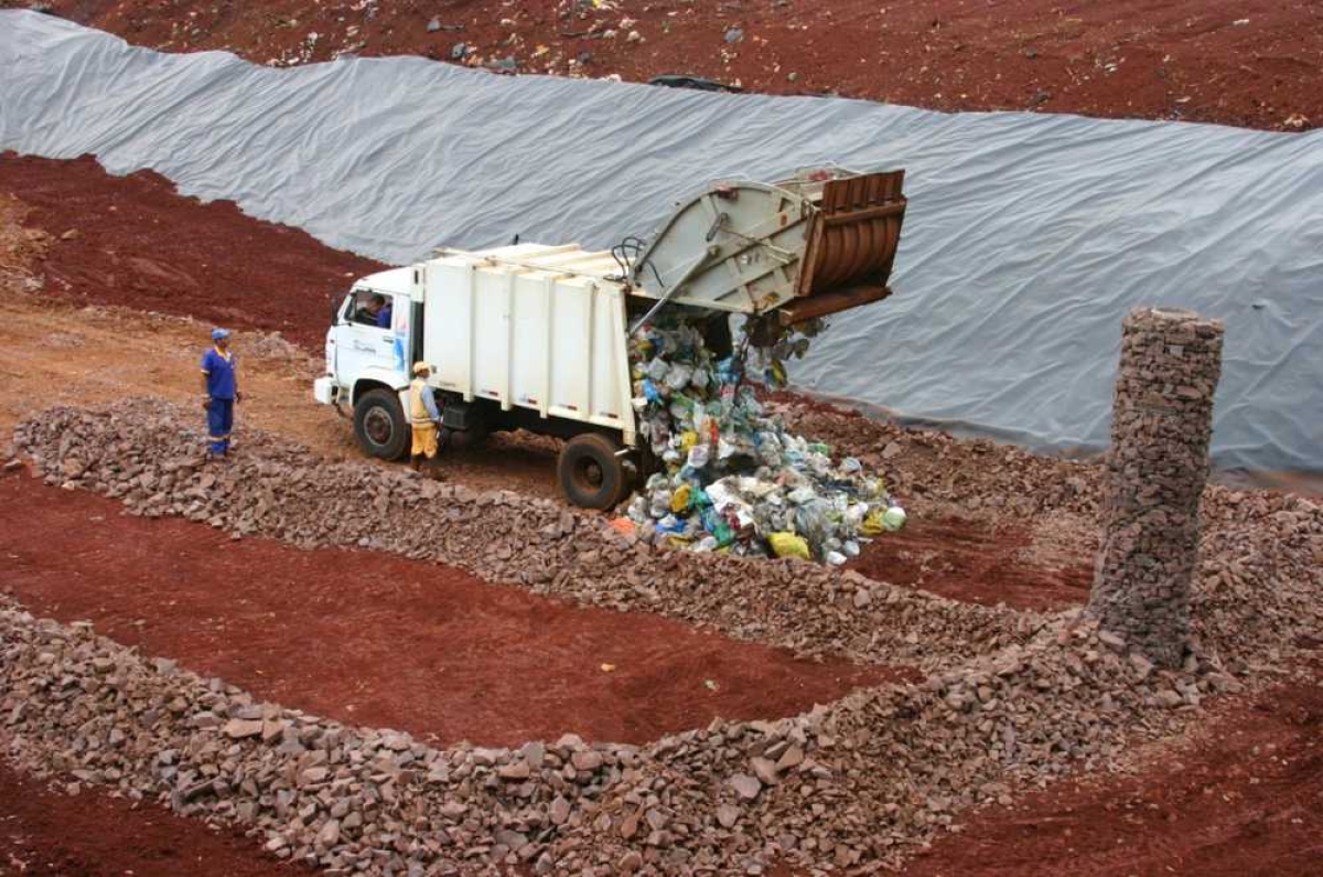 Prefeitos sergipanos pedem apoio do deputado André Moura para ampliação do prazo para implantação de aterros sanitários (Foto: Blog Leonardo Ferreira)