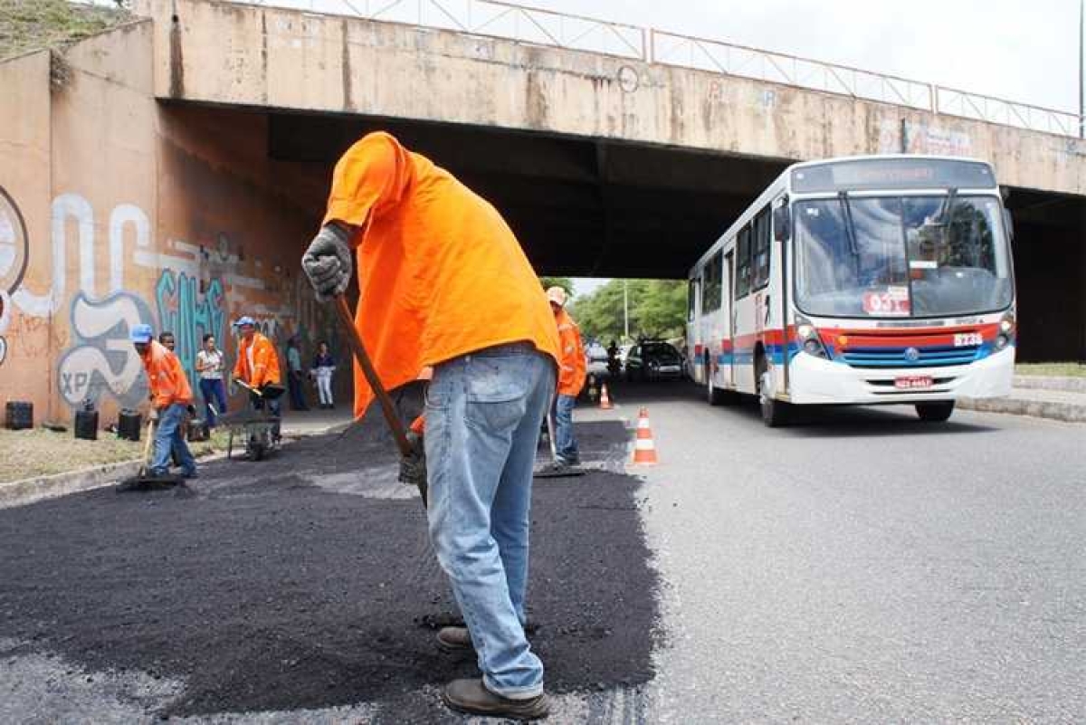 Vinte toneladas de asfalto foram aplicadas (Foto: Emurb) Vinte toneladas de asfalto foram aplicadas (Foto: Emurb)