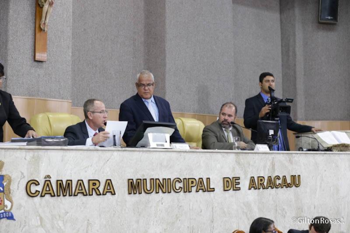 Vereadores discutem PL que coíbe ação contra a "saidinha de banco" (Foto: Gilton Rosas/CMA)