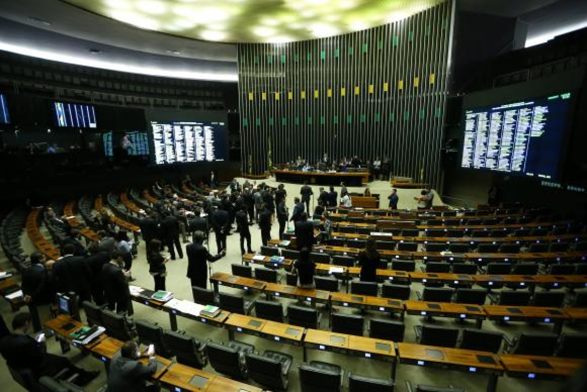 Sob protestos, texto foi aprovado por 231 a favor, 188 contra e 8 abstenções (Foto: Marcelo Camargo/Agência Brasil)