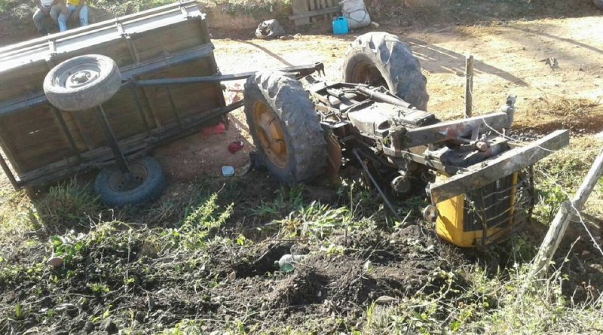 Trator tomba e deixa seis pessoas feridas em Santa Luzia do Itanhy (Foto: Diário Sergipano)