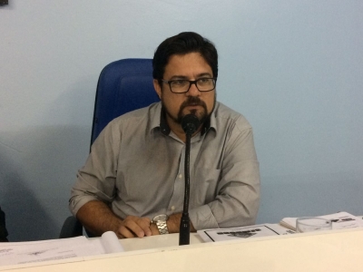 O secretário Edeildo Santos respondeu aos questionamentos levantados pelos vereadores (Foto: T.Dantas Comunicação e Marketing)