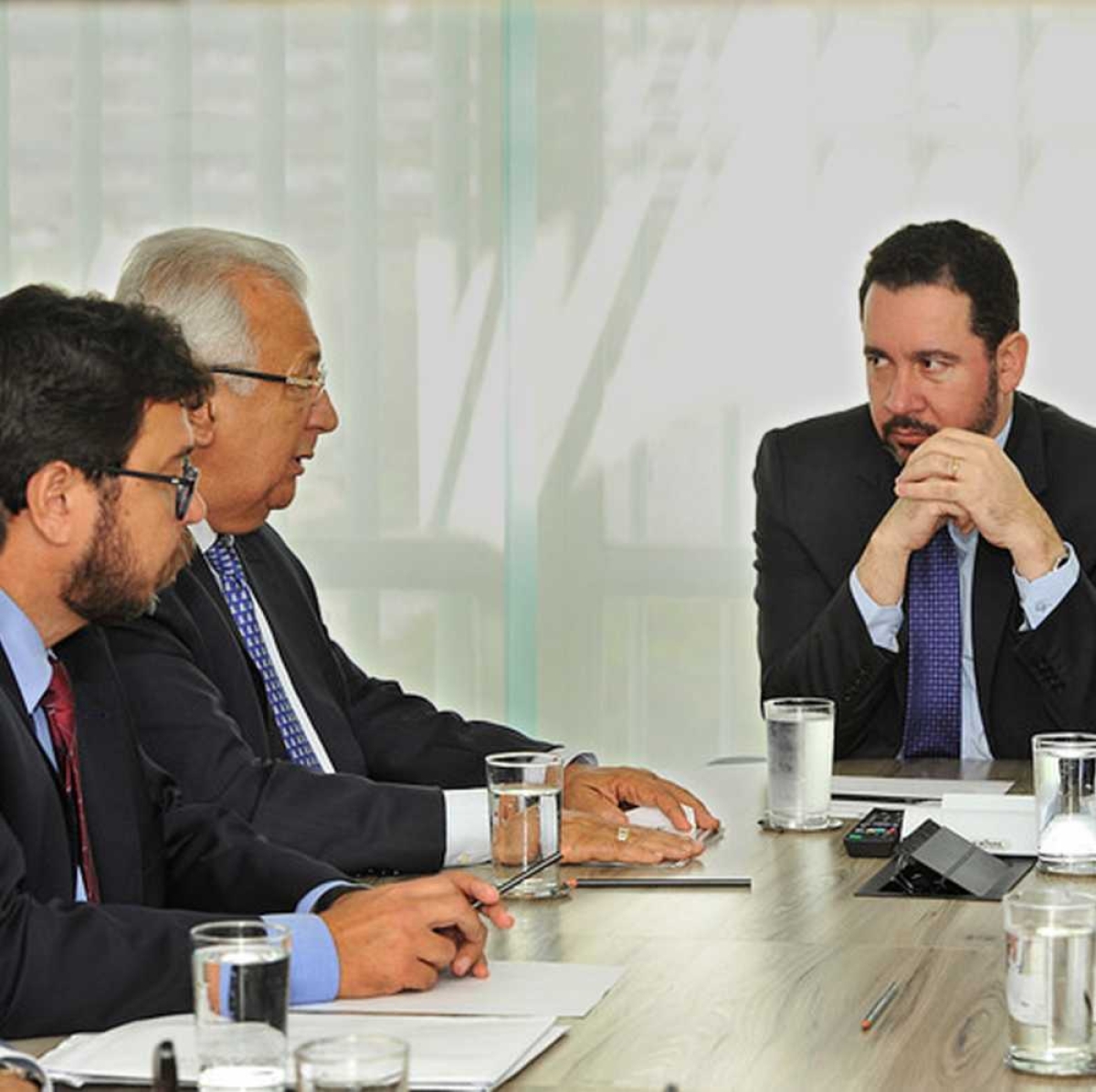 Nesta terça-feira, 11, o governador Jackson Barreto esteve com o ministro do Planejamento, Dyogo Henrique de Oliveira, em Brasília, e solicitou garantia orçamentária para iniciar as obras de duplicação do abastecimento de água em Lagarto, na adutora do Piauitinga (Foto: Francisca Maranhão/Ministério do Planejamento)