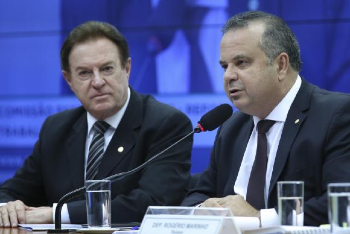 O deputado Rogério Marinho apresenta parecer sobre a reforma trabalhista (Foto: Antonio Cruz/Agência Brasil)