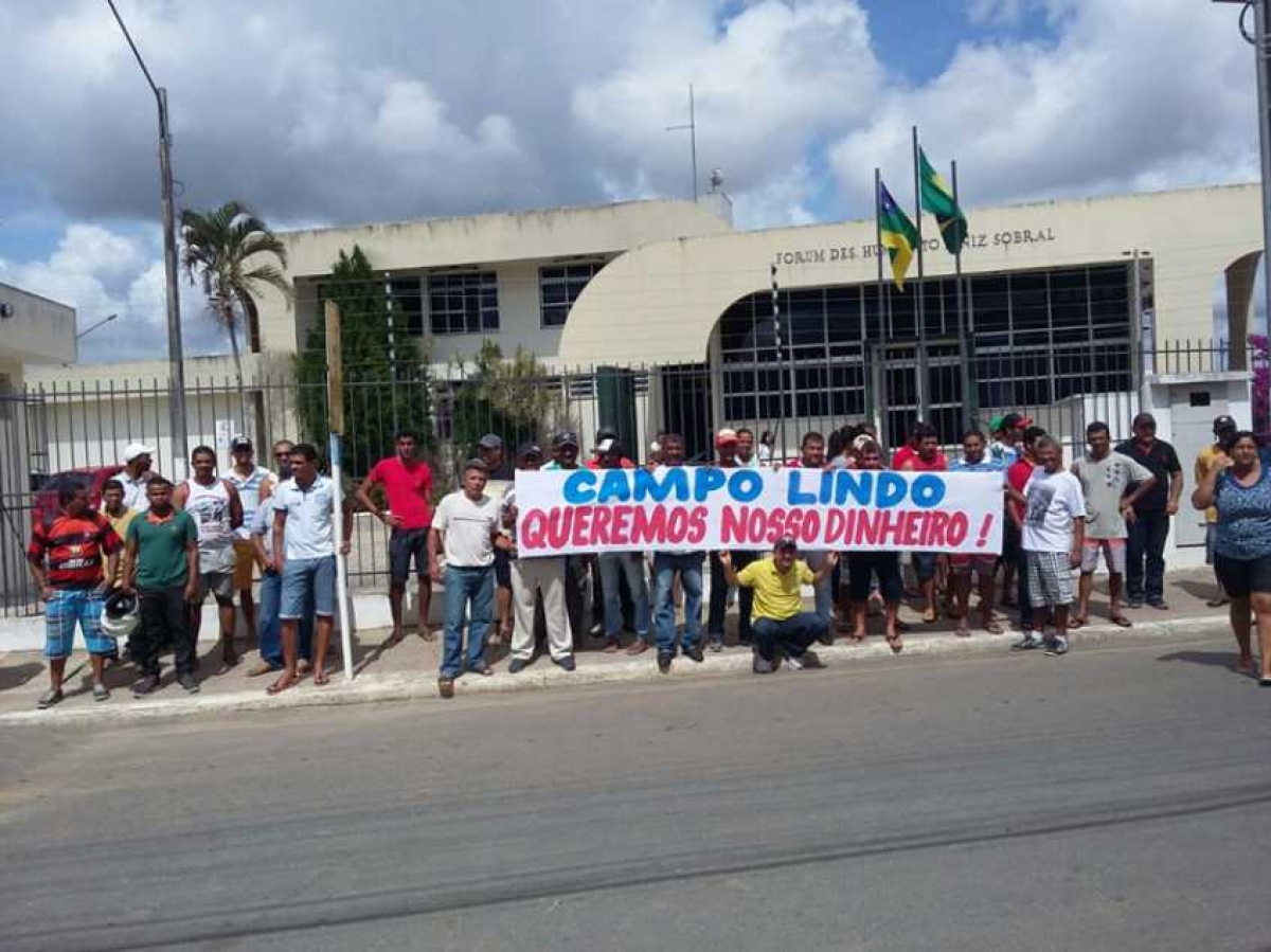 Os ex-funcionários da Usina Campo Lindo pedem "�?N�?O A RECUPERA�?�?O JUDICIAL�?" (Foto: Delmanira Brito/Visite Dores)