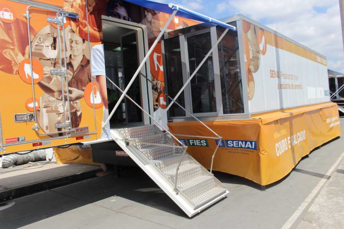 Unidade Móvel de Couro e Calçados (Foto: Assessoria Fies/SE)