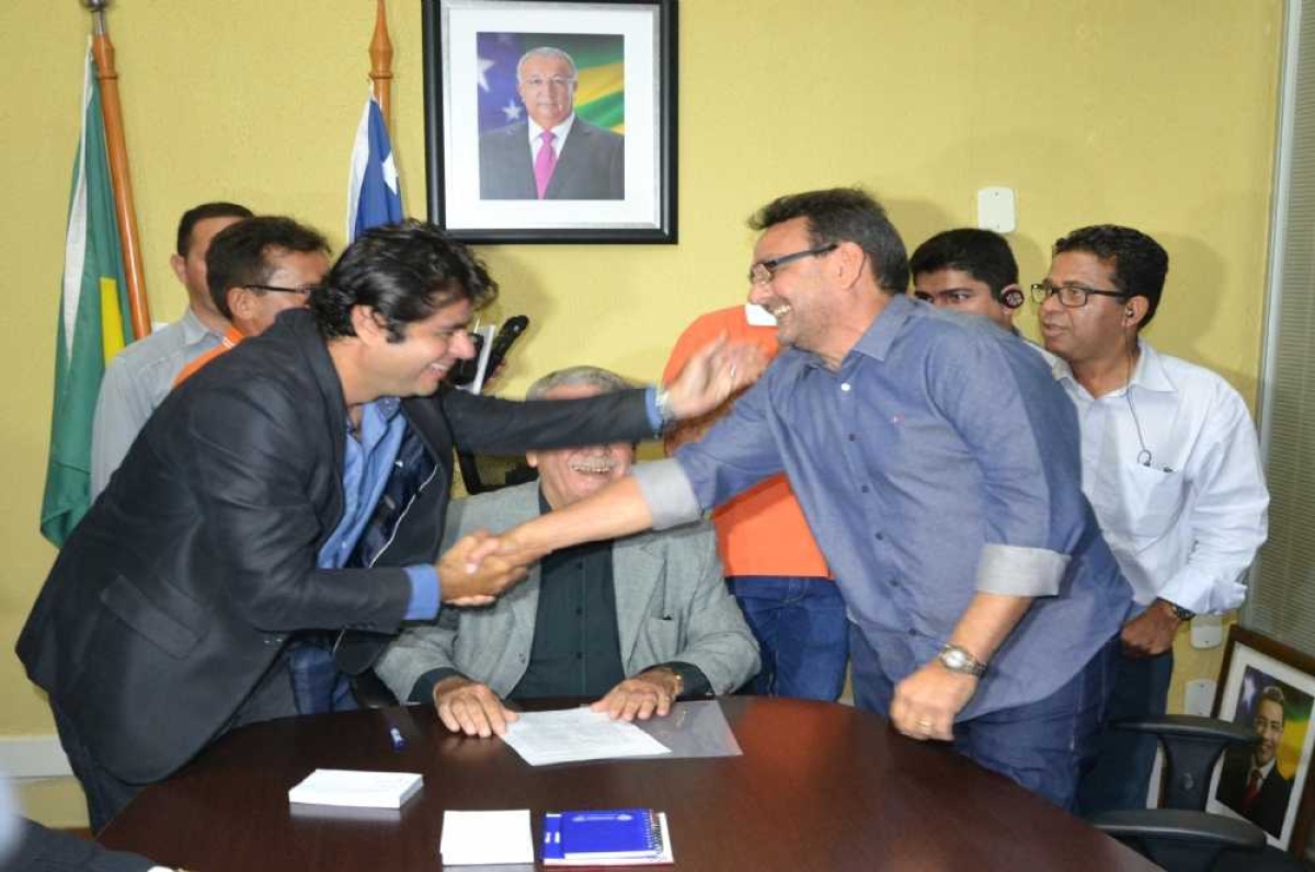 João Batista e João Eloy: momento da transmissão do cargo (Foto: Cássia Santana/Portal Infonet)