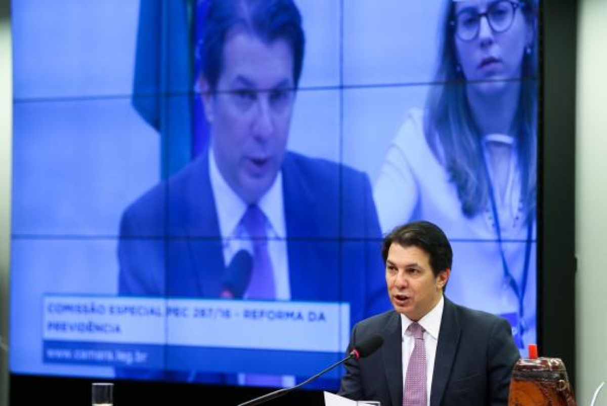 O deputado Arthur Maia lê seu relatório na Comissão Especial que analisa a proposta de emenda à Constituição (PEC) da reforma da Previdência (PEC 287/16) (Foto: Marcelo Camargo/Agência Brasil)