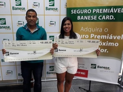 Edilberto e Solange receberam os prêmios na loja do Banese Card da Avenida Barão de Maruim, em Aracaju (Foto: Banese)