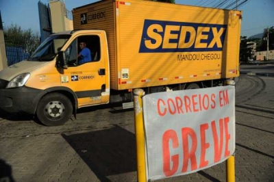 Centro de Tratamento de  Encomendas dos Correios em Benfica, no Rio, durante greve dos  trabalhadores da  estatal (Foto: Arquivo/Fernando Frazão/Agência Brasil)