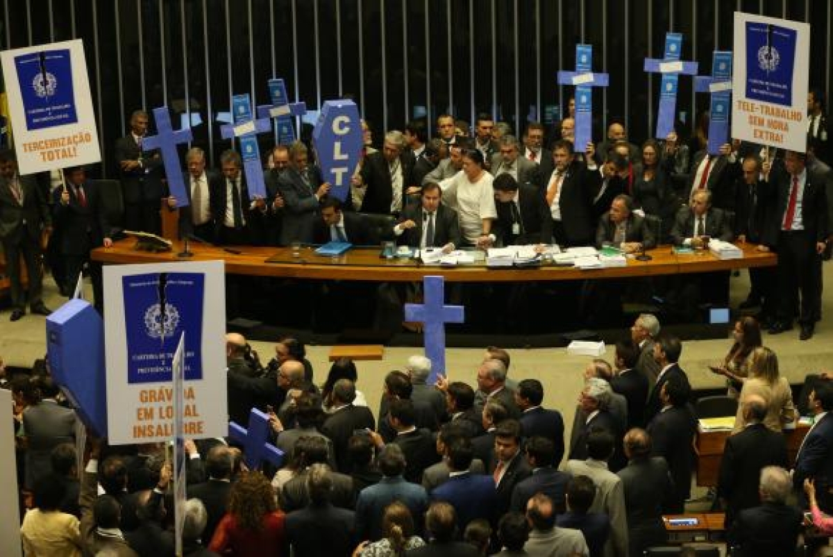 Após a conclusão da leitura do parecer do relator do projeto da reforma trabalhista, deputados de partidos de oposição ao governo retomaram a obstrução aos trabalhos no plenário (Foto: Antonio Cruz/Agência Brasil)