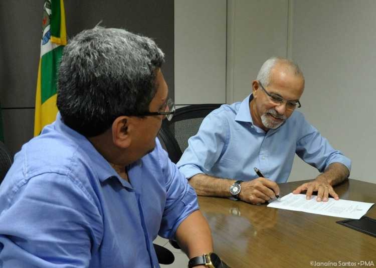 Prefeito de Aracaju sanciona lei para castração gratuita de animais domésticos (Foto: Janaína Santos/PMA)