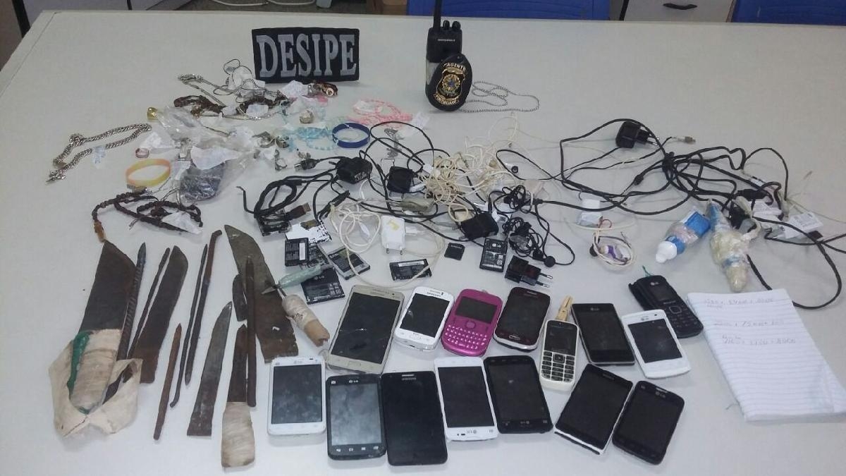 Revista no Copemcan apreende 19 chunchos e 18 celulares (Foto: Sejuc/SE)