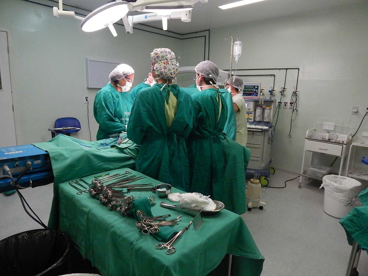 Em 2011, período em que começou a receber recursos do programa, o HU adquiriu aparelhos de ressonância e hemodinâmica, além do arco cirúrgico, acessório que auxilia a equipe médica para a realização de intervenções cirúrgicas (Foto: HU/UFS)