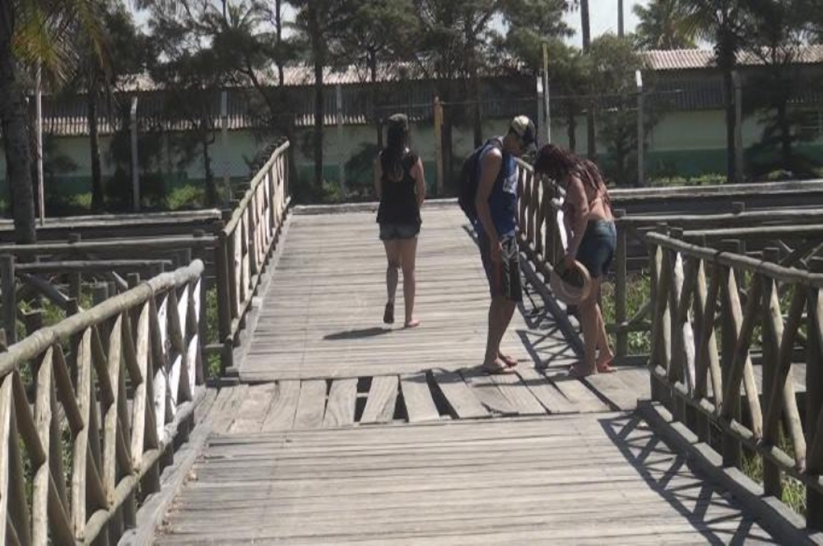 Turistas se arriscam passando por deck (Foto: Portal Infonet) 