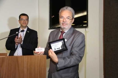 Conselheiro-presidente Clóvis Barbosa com o certificado recebido pelo TCE/SE (Foto: Cleverton Ribeiro/TCE/SE)