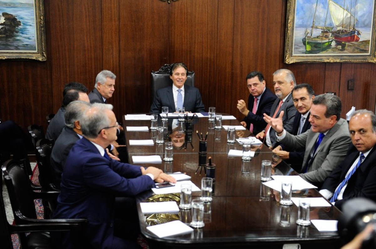 Governadores discutiram com o presidente do Senado, Eunício de Oliveira, medidas para aliviar a crise financeira dos estados, em encontro realizado no mês de fevereiro (Foto: Jonas Pereira/Agência Senado)