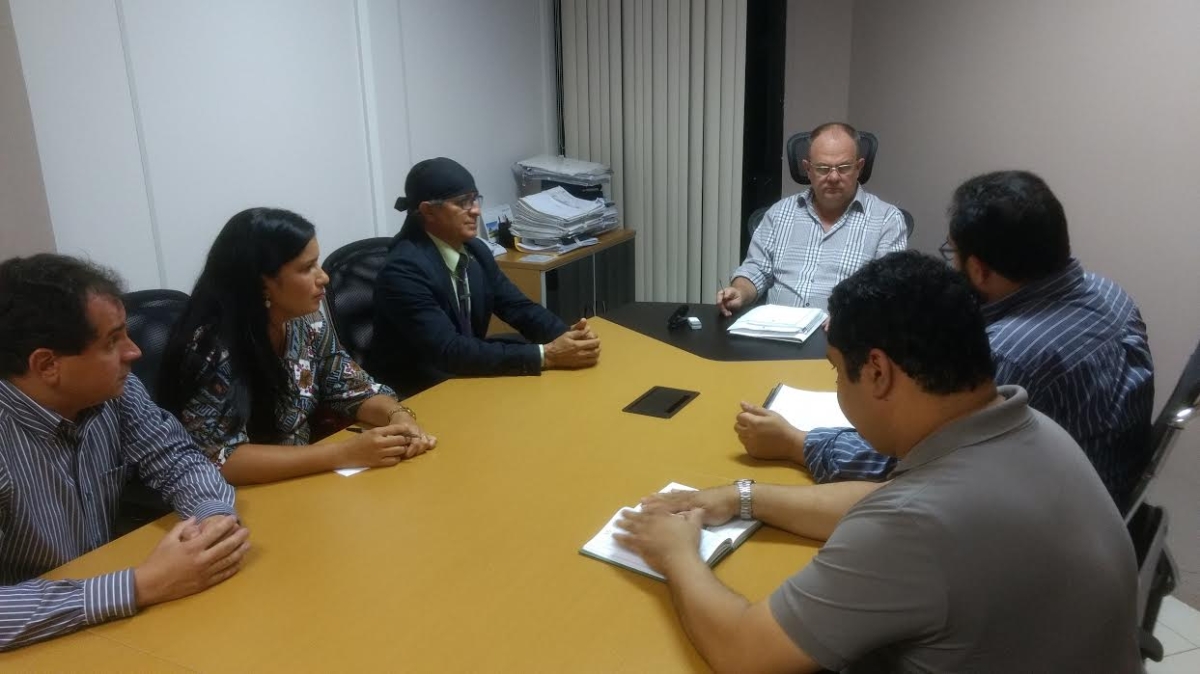 Fechamento de maternidade é discutido em reunião entre Morito Matos, Belivaldo Chagas e funcionários (Foto: Andréa Oliveira/Assessoria)