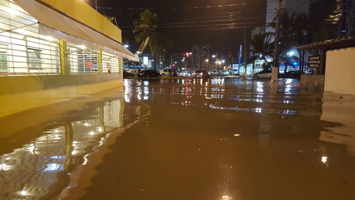 Rua do bairro Jardins alagada (Foto: internauta)