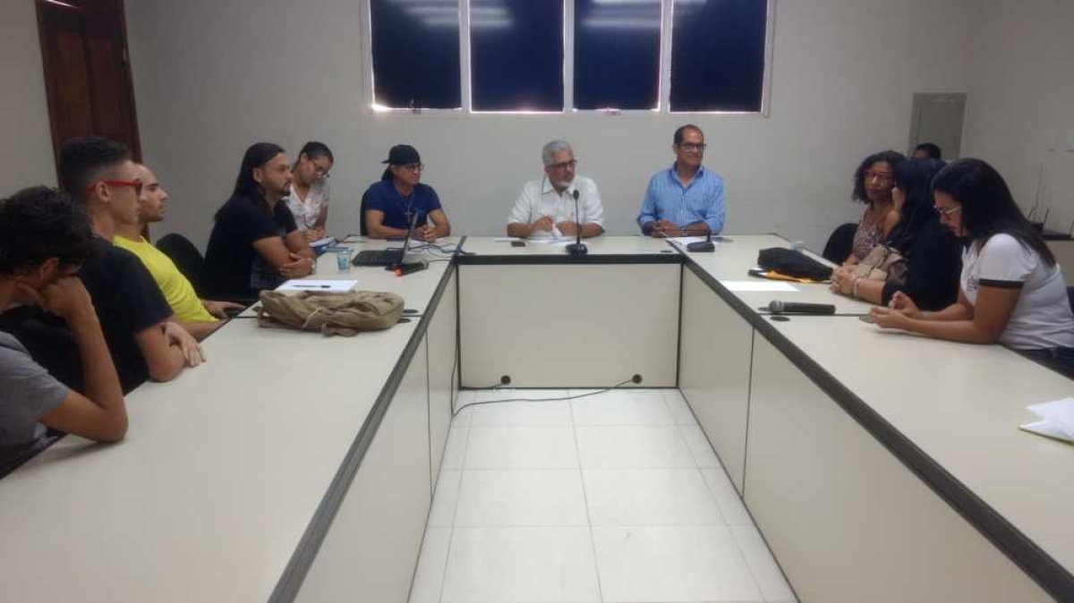 Deputado Moritos Matos relata a Jorge Carvalho problemas existentes no Conservatório de Música (Foto: Andréa Oliveira/Assessoria Morito Matos)