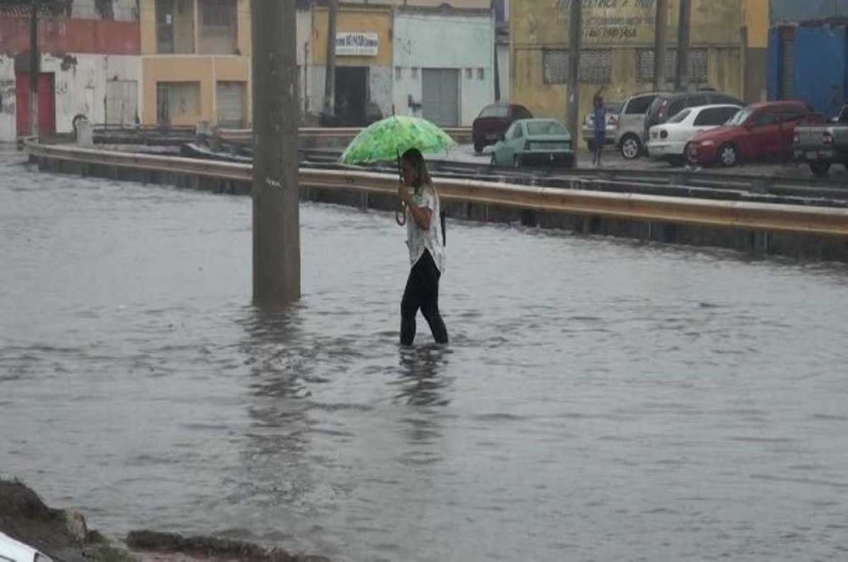 Mulher se arrisca às margens de canal (Foto: Portal Infonet) 