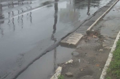 Canaletas sem tampa estão cobertas por águas, escondendo grandes buracos (Foto: Portal Infonet)