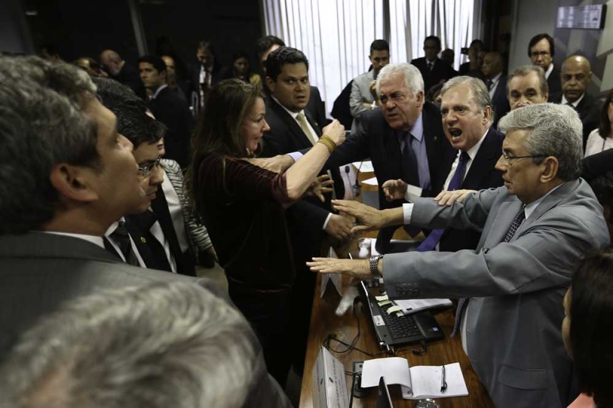 Sessão da CAE onde seria lido o relatório da reforma trabalhista é suspensa após confusão entre os senadores Ataides Oliveira e Randolfe Rodrigues (Foto: Fabio Rodrigues Pozzebom/Agência Brasil)