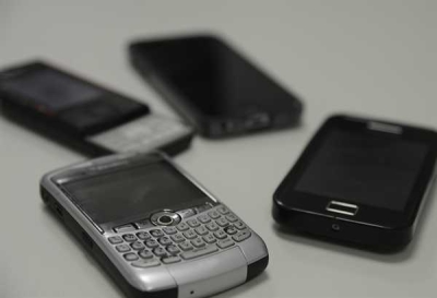 A previsão é de que as operadoras de celular comecem a mandar mensagens com avisos aos usuários que tem aparelhos irregulares a partir do dia 30 de julho (Foto: Valter Campanato/Agência Brasil)