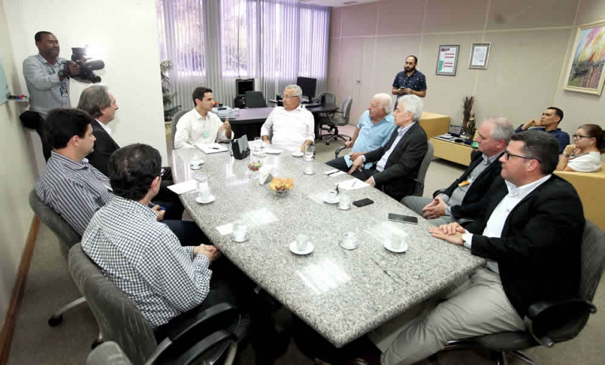 O governador Jackson Barreto foi recebido pelo gerente Geral da Petrobras para Sergipe e Alagoas, Paulo Marinho de Paiva Neto, pelo gerente de Engenharia e Produção da Petrobras, Genildo Borba e o gerente de Planejamento e Gestão, Ricardo Amorim (Foto: Andre Moreira/ASN)