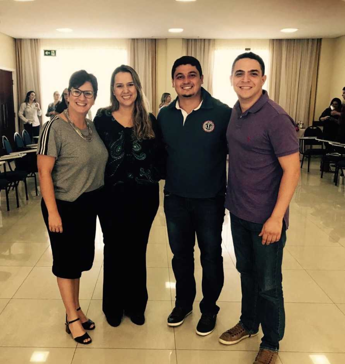 Cristiane Barreto, Heleno Almeida; e os alunos do curso, a advogada, Leyla Hora, e o terapeuta junguiano, Vitor Aloísio (Foto: Assessoria Cristiane Barreto)