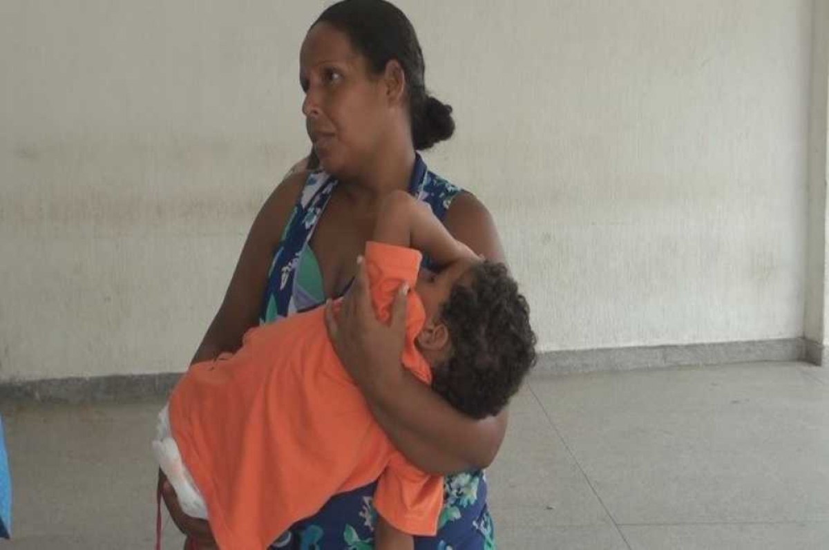 Avó segura o filho que sente mal estar. Ela já esperava por cerca de 3h por um atendimento (Foto: Portal Infonet)
