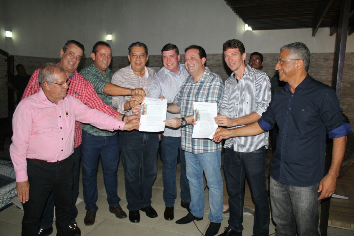 Prefeitos do Baixo São Francisco entregam carta aberta ao líder André pedindo socorro para rizicultores (Foto: Jeff Moura/Assessoria André Moura)