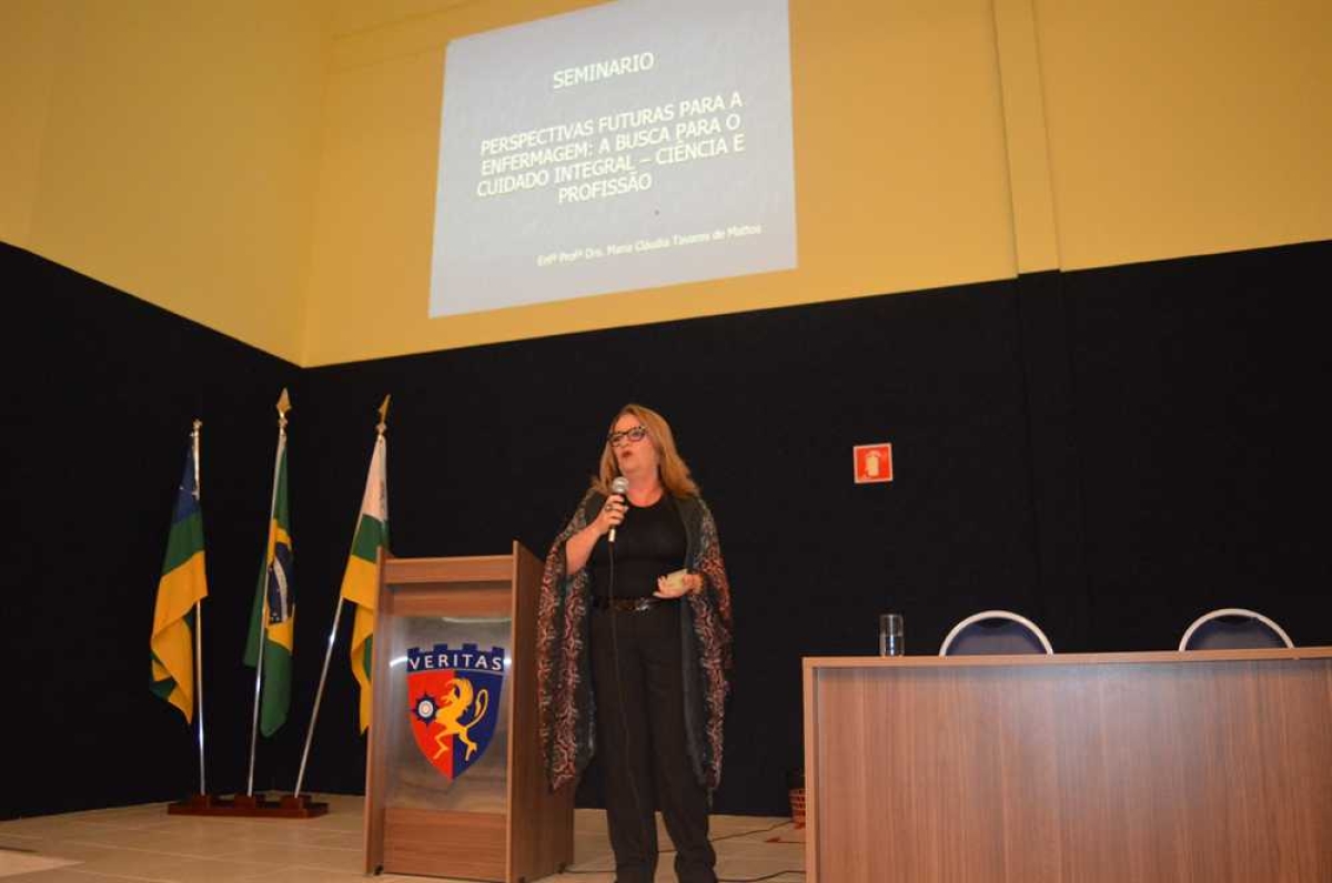 A presidente do COREN/SE Maria Cláudia Tavares de Mattos, em palestra durante a Semana de Enfermagem da Faculdade UNINASSAU (Foto: Assessoria Faculdade Maurício de Nassau)