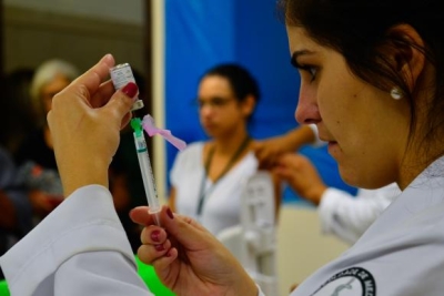 O novo rol, que inclui inclusão de medicamentos contra vários tipos de câncer, entrará em vigor em janeiro de 2018 (Foto: Rovena Rosa/Agência Brasil)
