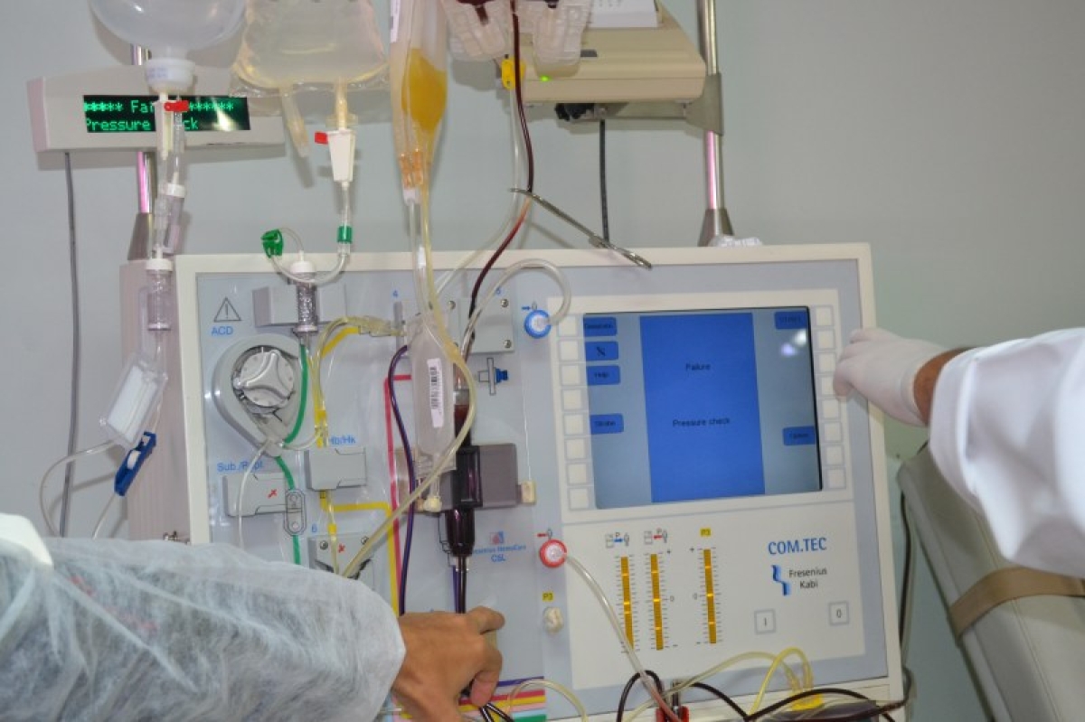 O procedimento é realizado com uma máquina de aférese (Foto: SES/SE)