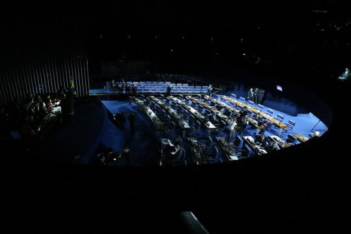 Luzes do plenário do Senado são apagadas depois de senadoras da oposição impedirem Eunício Oliveira de presidir a sessão de votação da reforma trabalhista (Foto: Antonio Cruz/Agência Brasil)
