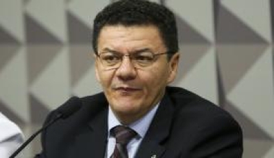   O presidente da Associação dos Juízes Federais do Brasil, Roberto Carvalho Veloso, assina nota da Ajufe em que a entidade repudia críticas de políticos contra Sérgio Moro (Foto: Marcelo Camargo/Arquivo/Agência Brasil)