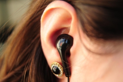 Uso excessivo de fones de ouvido pode causar danos auditivos (Foto: Arquivo SES/SE)