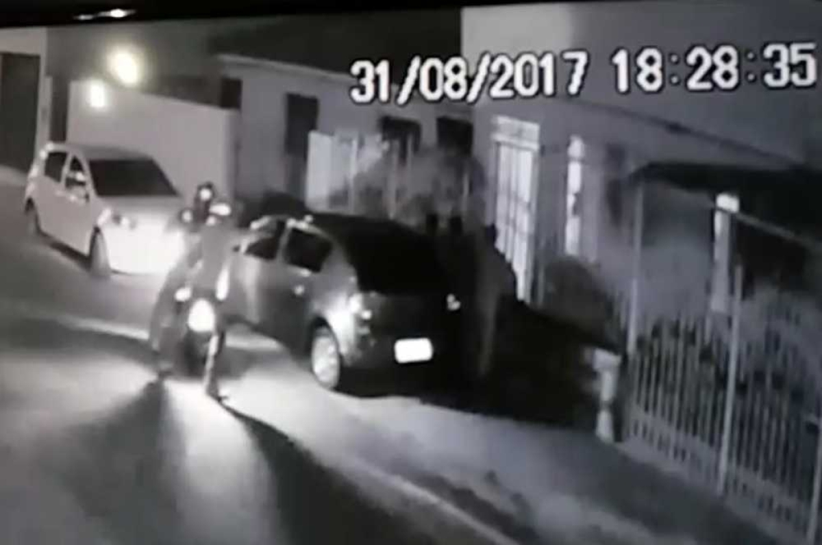 Assalto ocorreu em frente à casa da vítima (Foto: Reprodução)